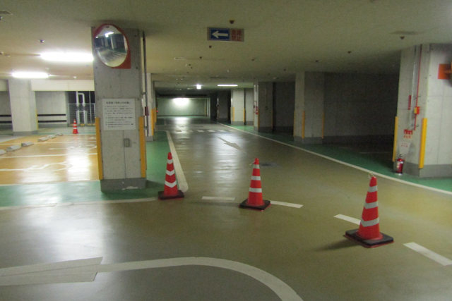 箕面市立聖苑の地下駐車場